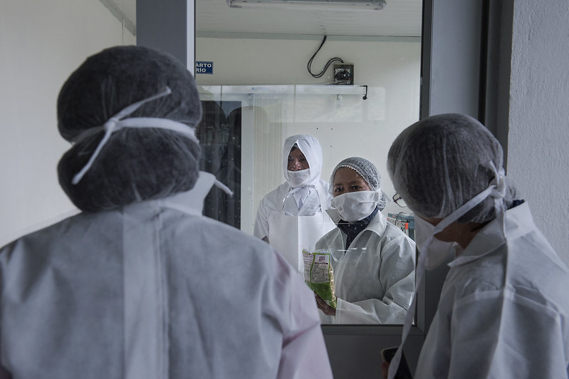 Mujeres trabajando en laboratorio