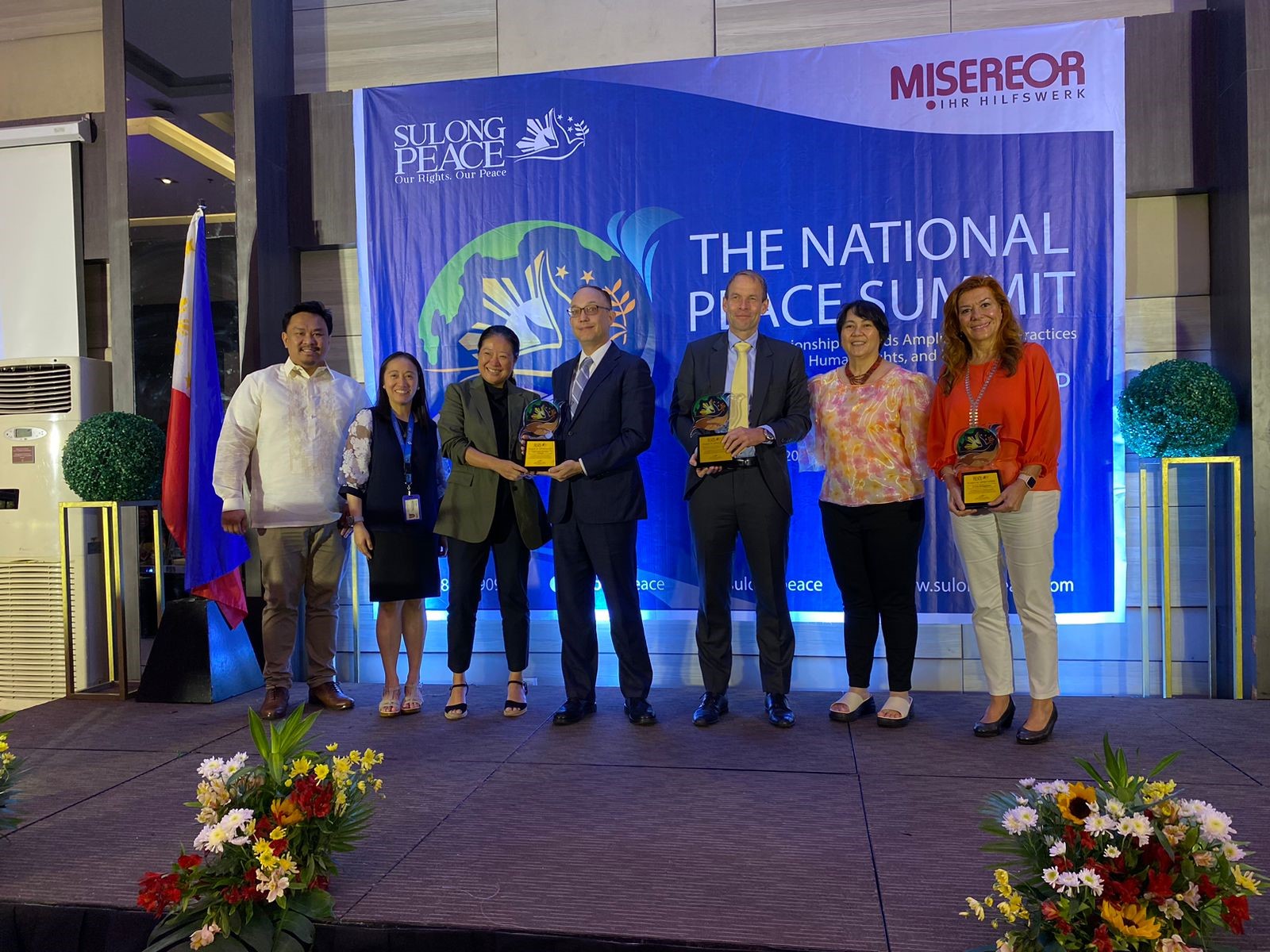 Violeta Domínguez, coordinadora de la Oficina de Cooperación de la AECID en Filipinas, recoge el Premio Peace Companion otorgado por la ONG Sulong Peace Inc. Foto: Aecid Filipinas