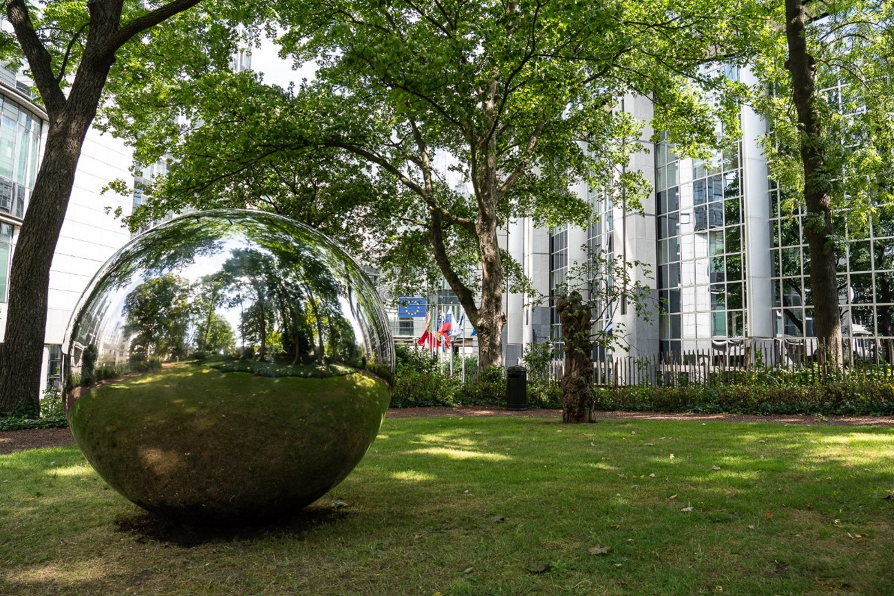 Foto: “Cartas al cielo”, de Alicia Framis, en el Jardín del Parlamento Europeo