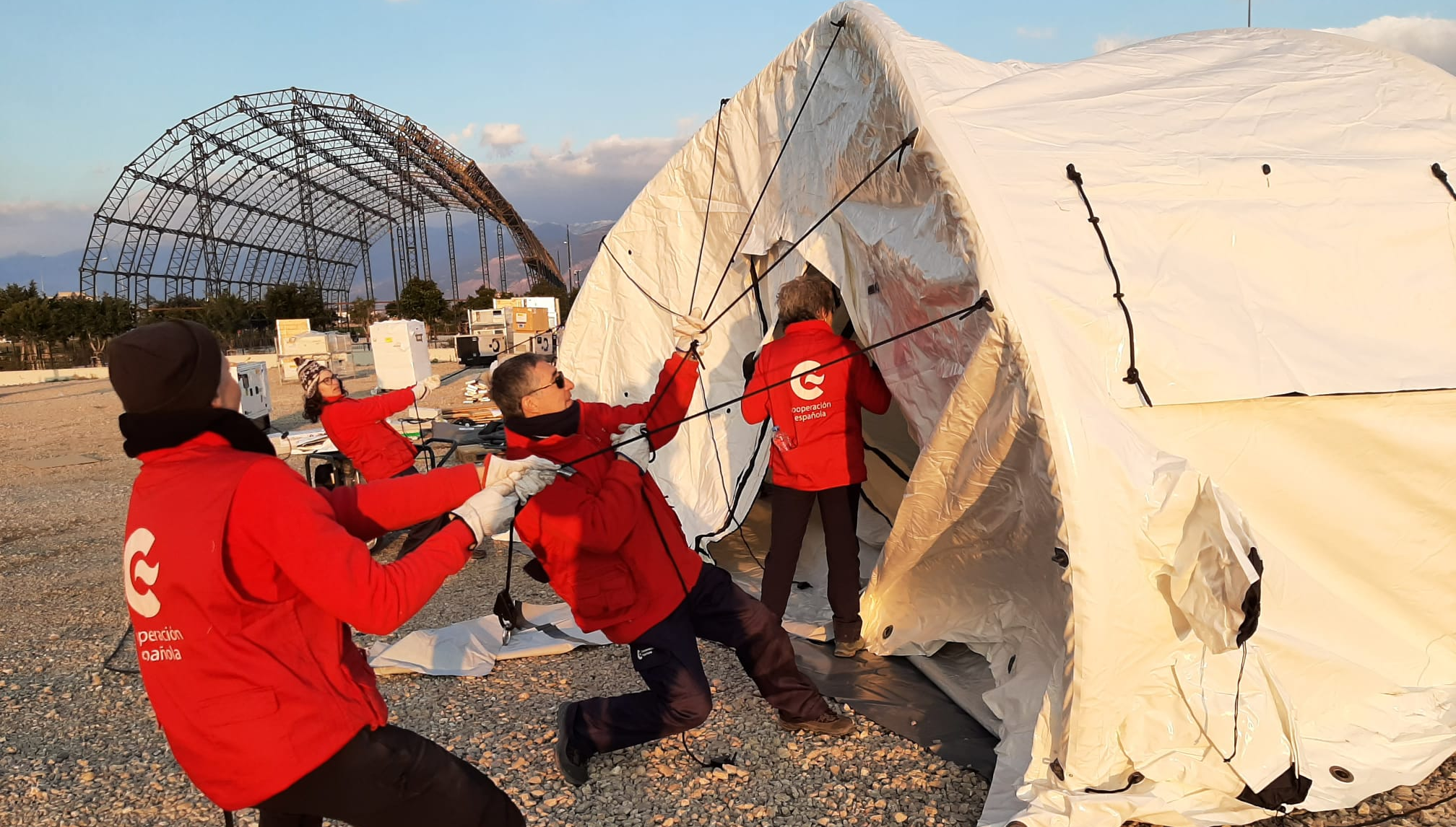 Intergantes del Equipo START montan las instalaciones del hospital de campaña en las afueras de Iskenderum (Turquía) en febrero de 2023. Foto: AECID/Miguel Lizana