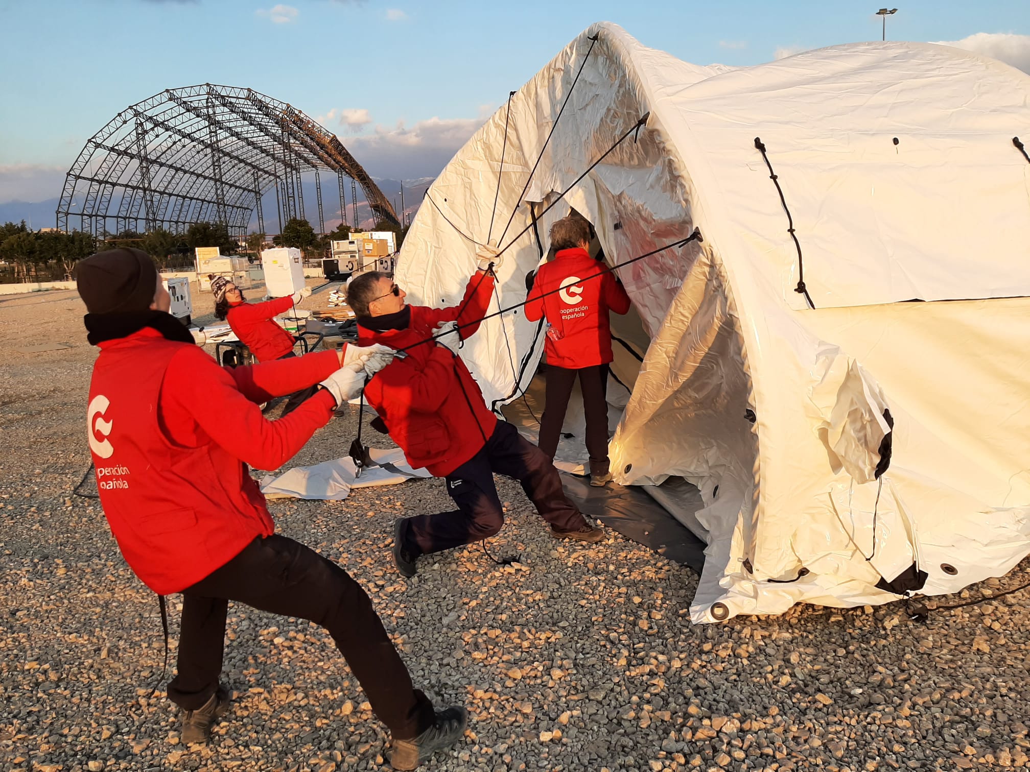 Integrantes del equipo START durante el montaje del Hospital de campaña en Arsuz Expo, a las afueras de Iskenderun (Turquía) el 11 de febrero de 2023. Foto AECID/Miguel Lizana.