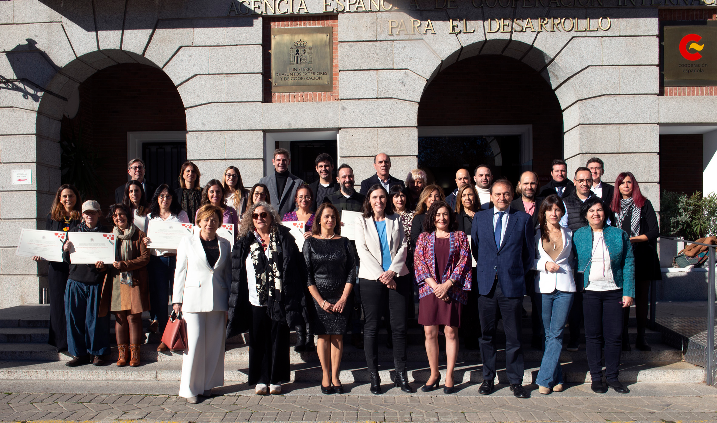 Representantes de los 10 centros ganadores recogieron hoy su galardón en la sede de la AECID en ...