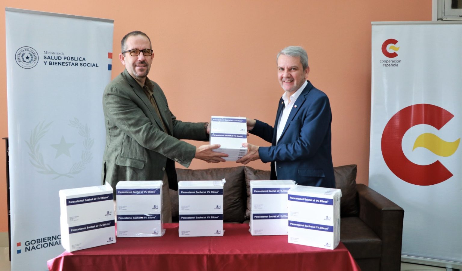 El Coordinador General de la AECID, Rafael Ruipérez junto al Dr. Vicente Ruíz Pérez, director de ...