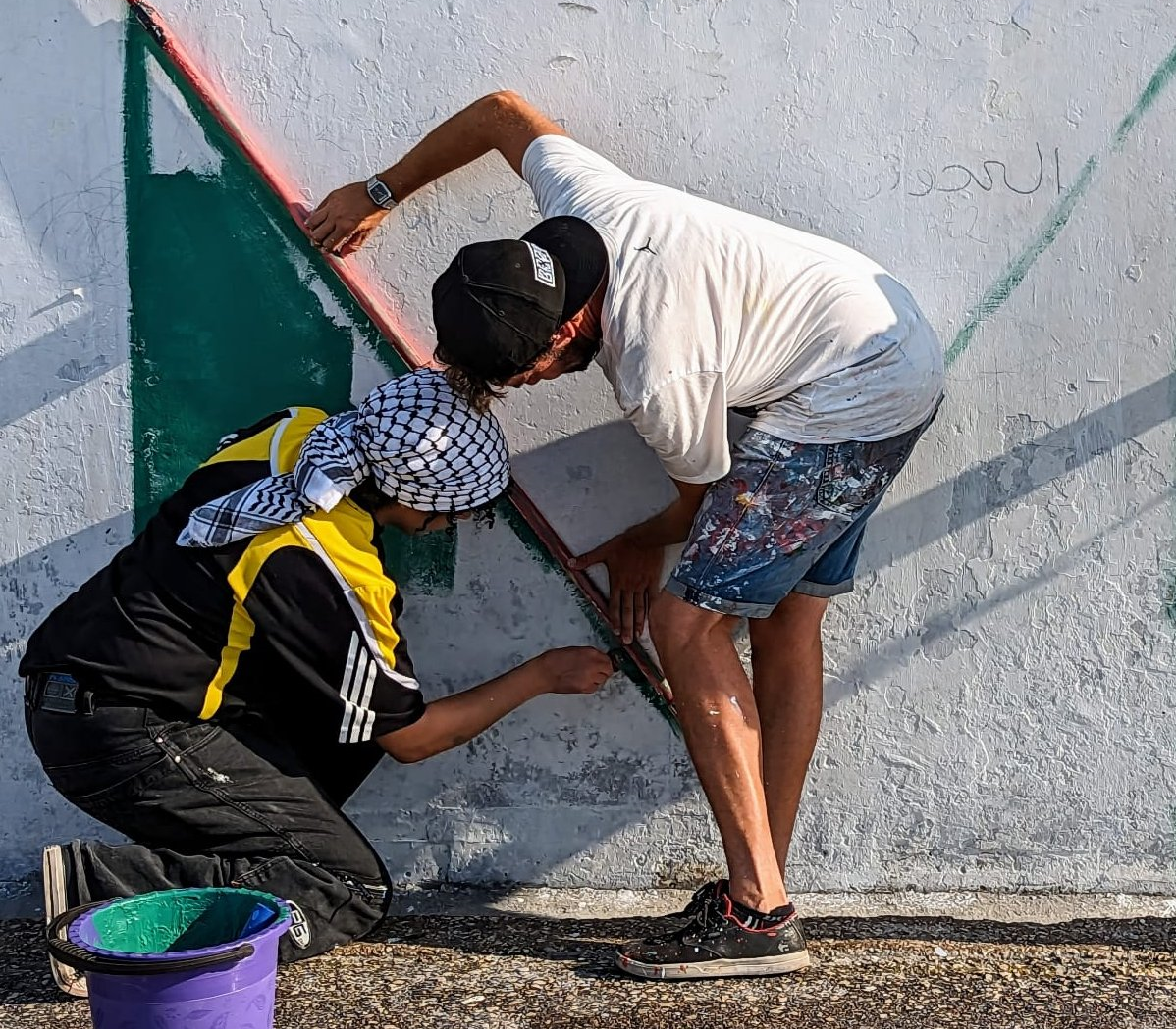 El colectivo artístico Boa Mistura interviene el patio de un colegio de la UNRWA en el campo de refugiados palestinos de Marka (Jordania) en el marco del programa ACERCA. 