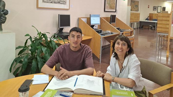Uno de los alumnos con Luisa Mora, responsable de la Biblioteca Islámica de la AECID