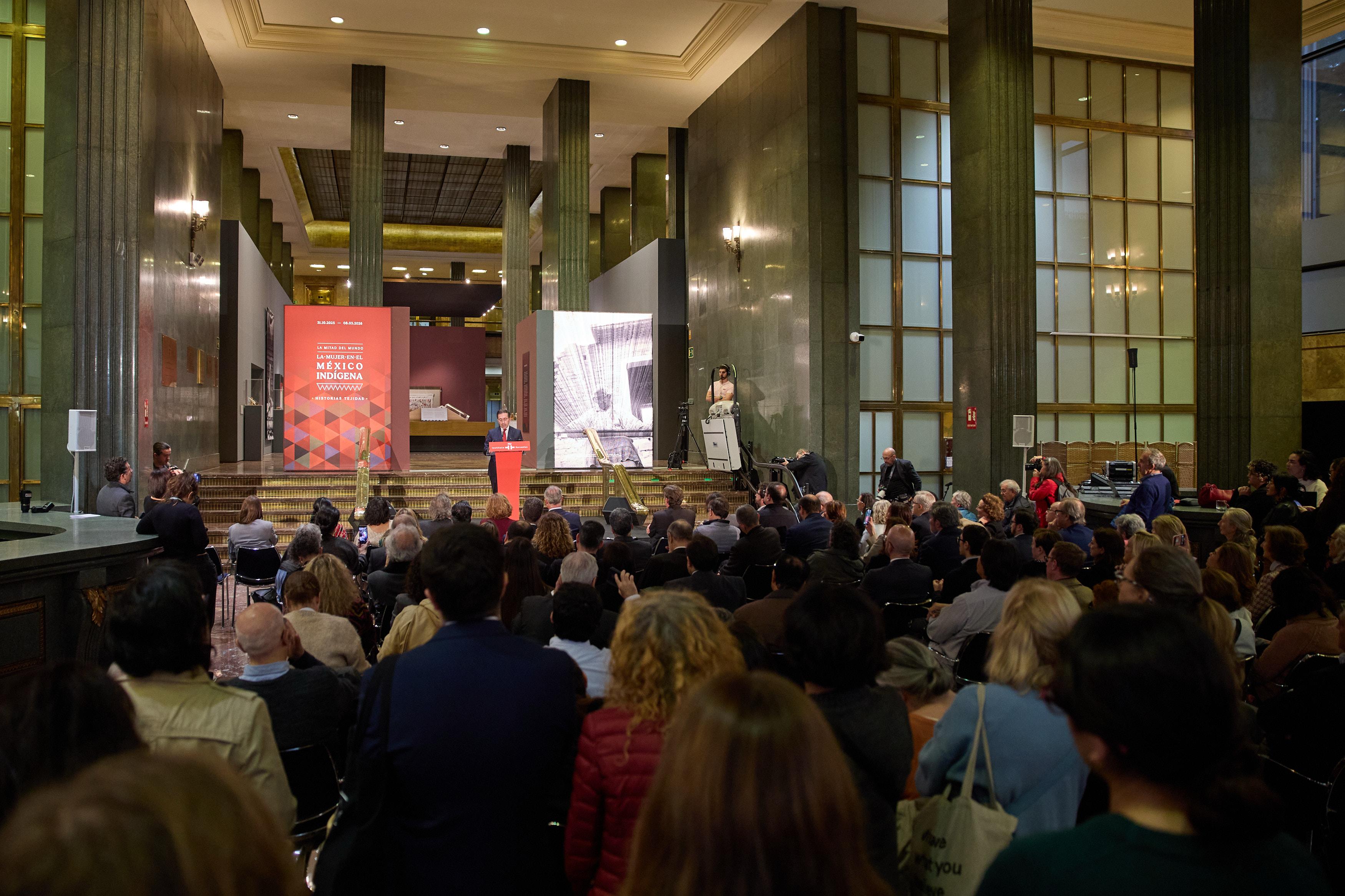 Albares inaugura una exposición sobre mujeres indígenas que busca estrechar los vínculos entre España y México