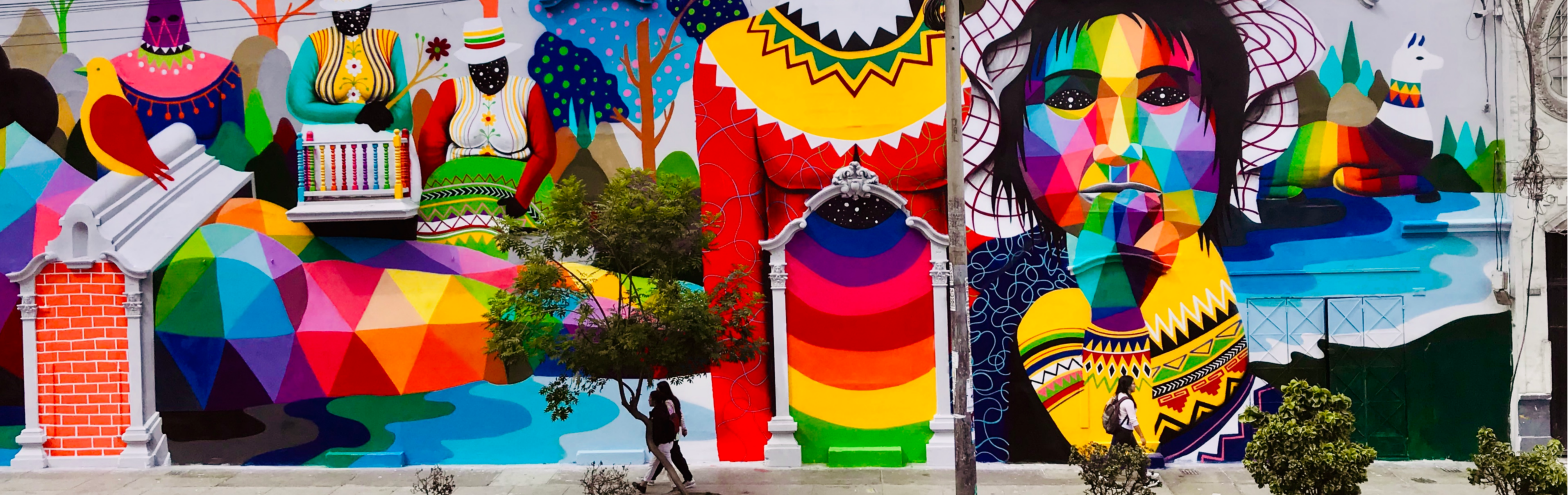 Intervención del artista Okuda San Martín en la fachada del Centro Cultural de España en Lima, dentro de su iniciativa Arte Ventilado.