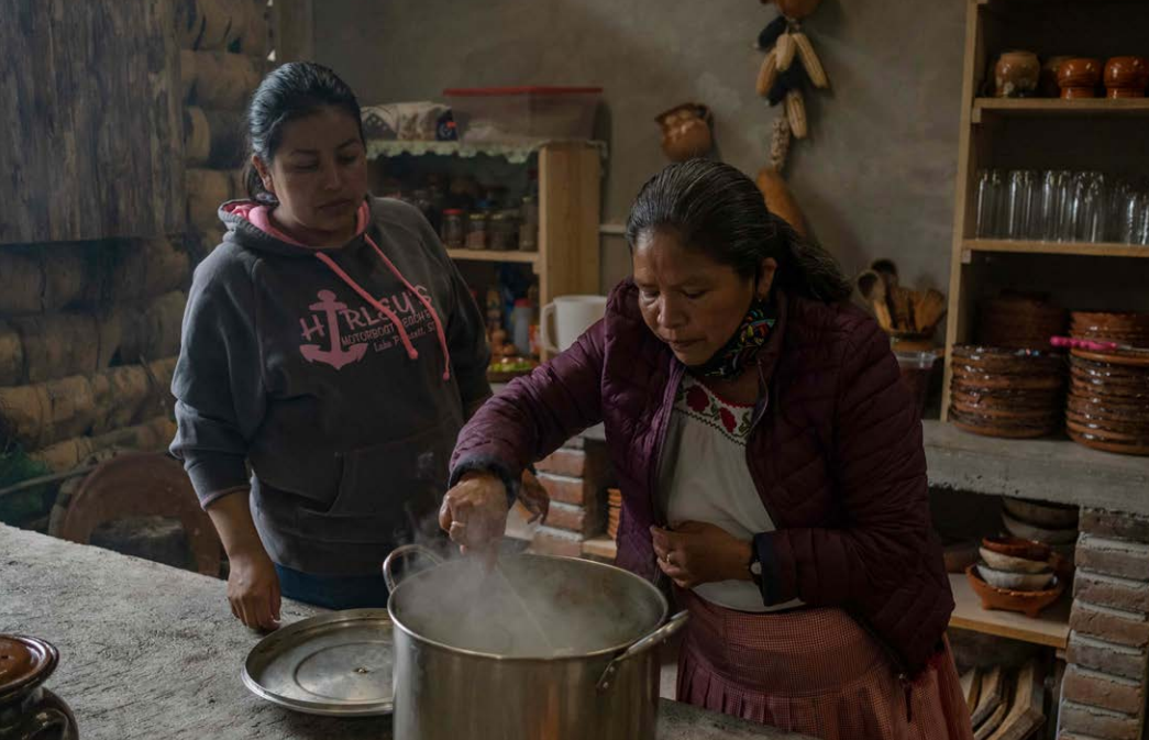 Cocineras tradicionales de Santiago de Anaya en Hidalgo (México) recrean su legado gastronómico heredado de madres y abuelas y dan vida a preparaciones de ingredientes naturales, sin conservantes y con altísimo valor nutricional. Programa Iberoamericano Ibercocinas. Banco de imágenes de la CSS y Triangular de Iberoamérica. SEGIB-PIFCSS. 2021. 