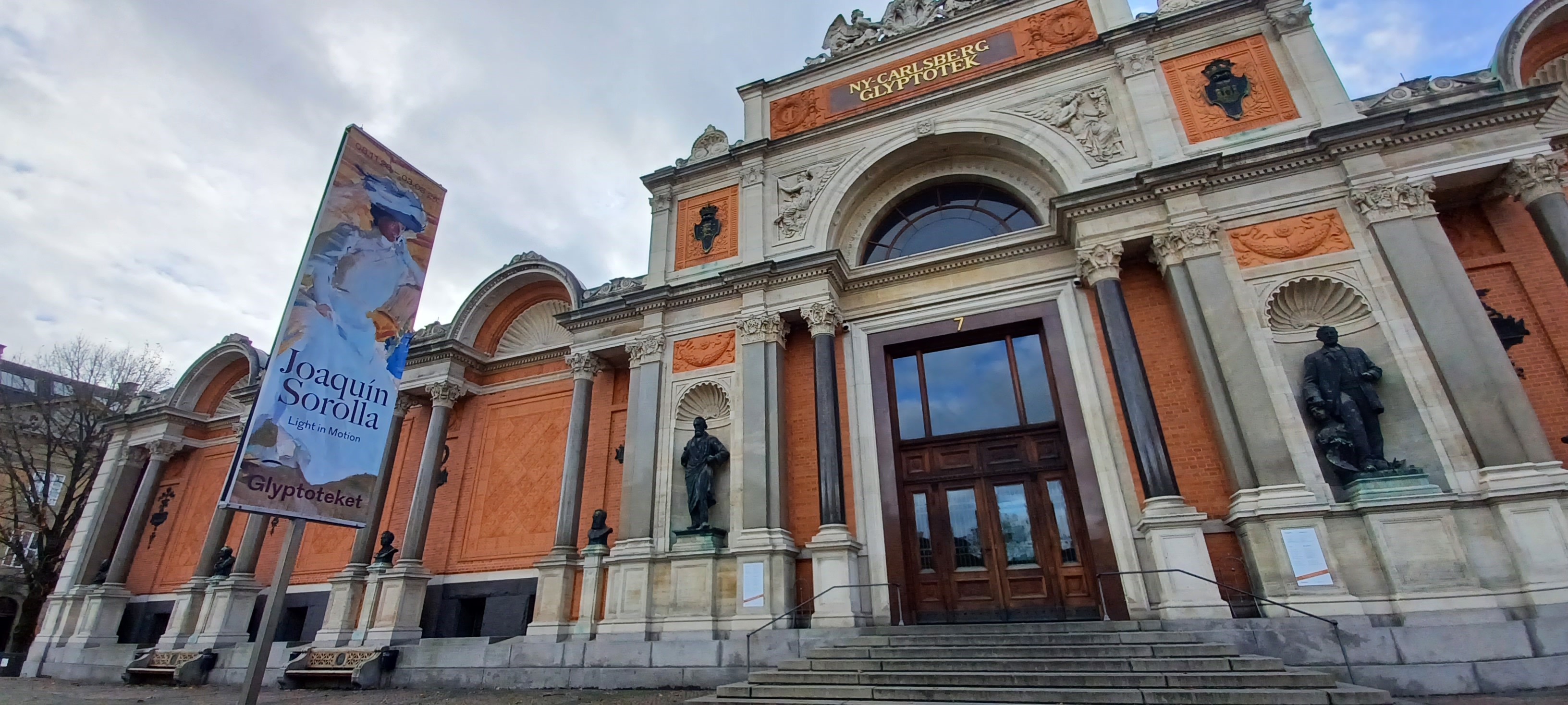 Acceso a la Galería Ny Carlsberg Glyptotek de Copenhague que acoge la muestra