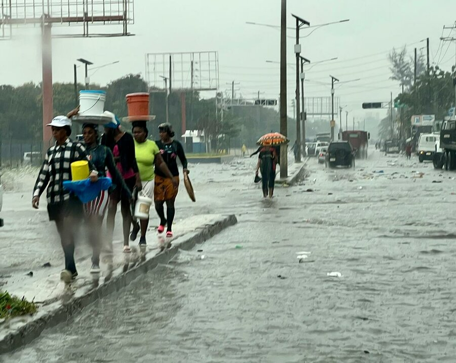 Una calle inundada en Puerto Príncipe el pasado mes de mayo. Según el PMA, en junio de 2023 eran ya 34.000 los hogares destruidos por las inundaciones en todo el país. Foto: WFP/Johnathan Dumont