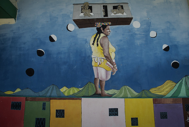 Mural pintado por artistas residentes de La Casa Tomada | © Miguel Lizana / AECID