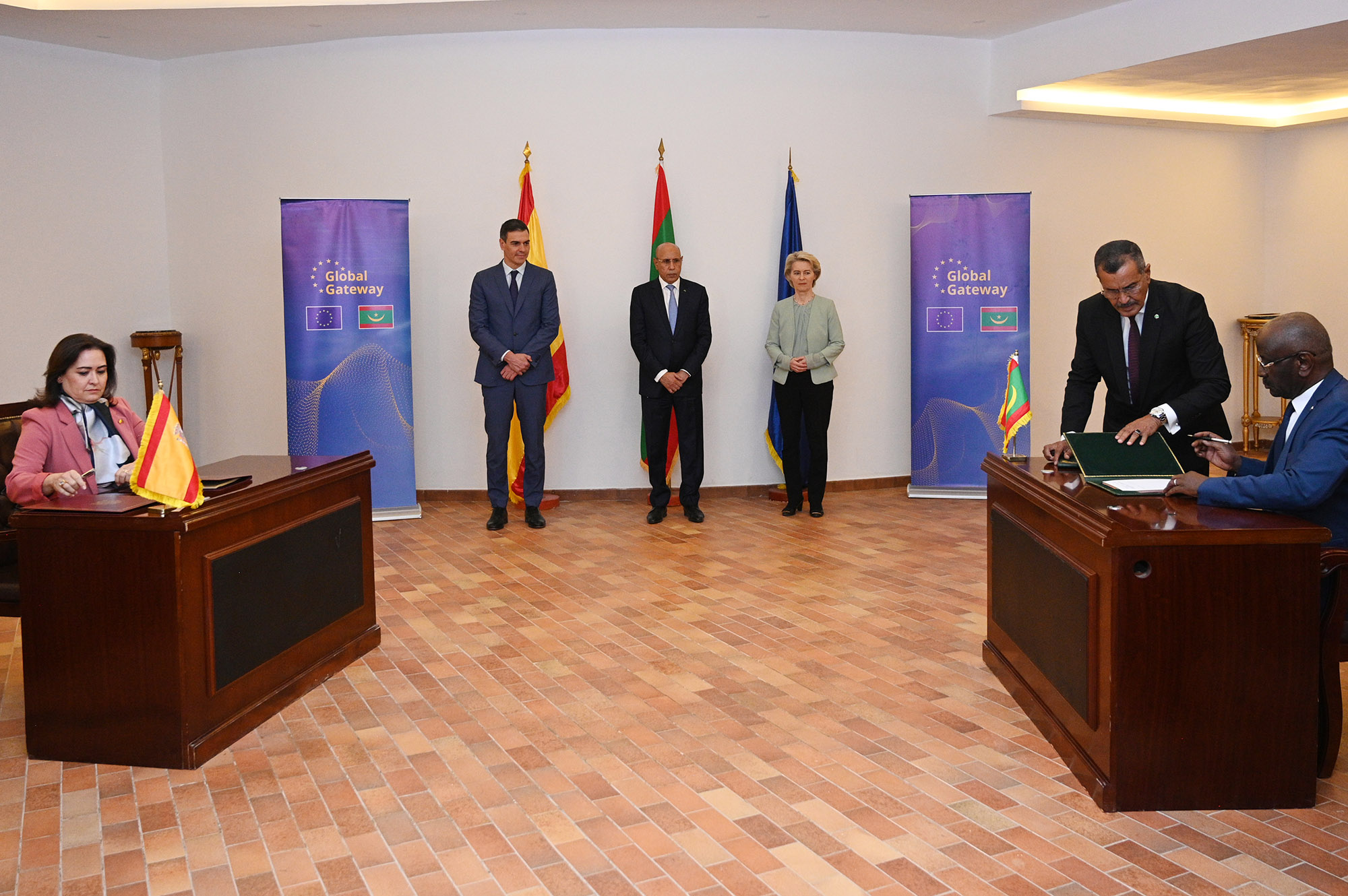 El presidente del Gobierno, Pedro Sánchez, el presidente de la República Islámica de Mauritania, Mohamed Ould Ghazouani, y la presidenta de la Comisión Europea, Ursula von der Leyen, durante la firma de los acuerdos 'Marco de Asociación País'. Pool Moncloa / Borja Puig de la Bellacasa. Nouakchott (Mauritania)