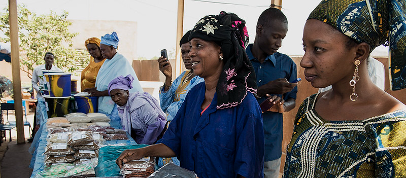Mujeres en un puesto de venta en Mali. Foto AECID/Miguel Lizana