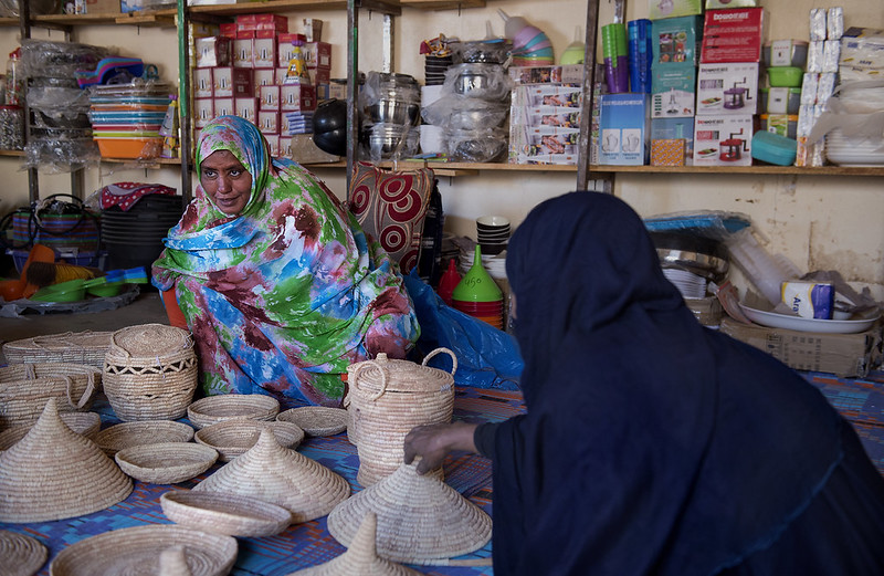 Mujeres mercaderes en Ouadane (Mauritania). Foto Miguel Lizana/AECID