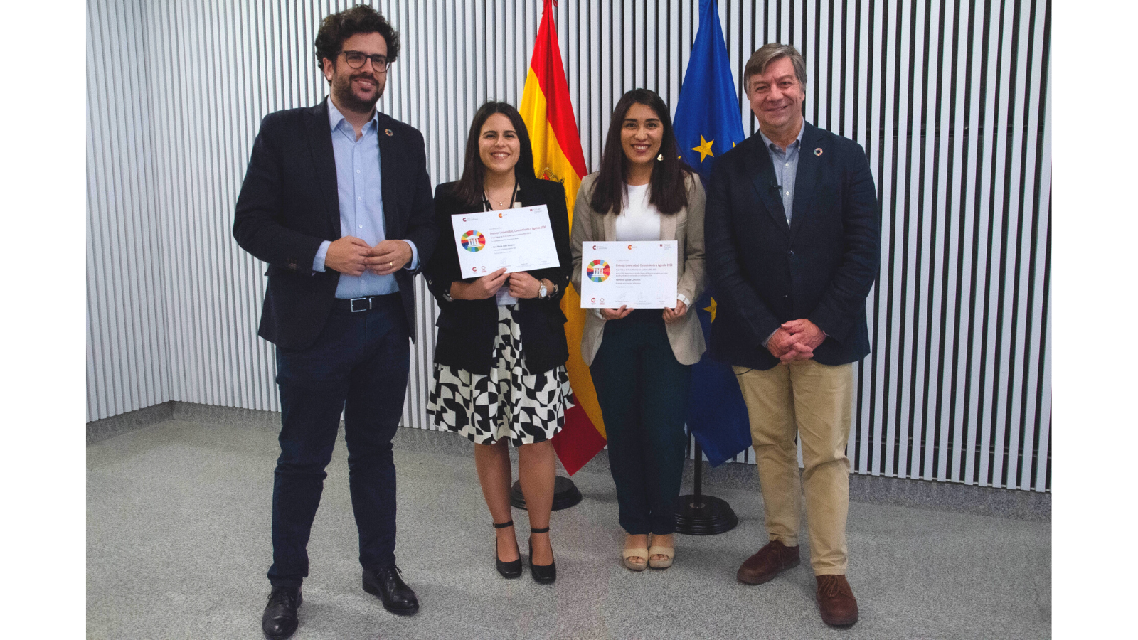 Antón Leis, director de AECID y Jose Antonio Sanahuja, director de Fundación Carolina junto a las premiadas, Ana María Aido Vázquez y Katherine Quispe