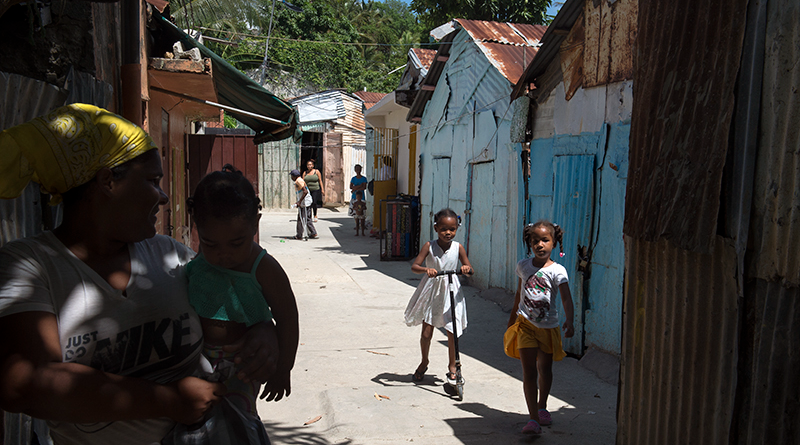 Unas niñas juegan en el barrio de La Ciénaga de Santo Domingo, donde la Aecid impulsa una iniciativa de saneamiento. Imagen: AECID/Miguel Lizana