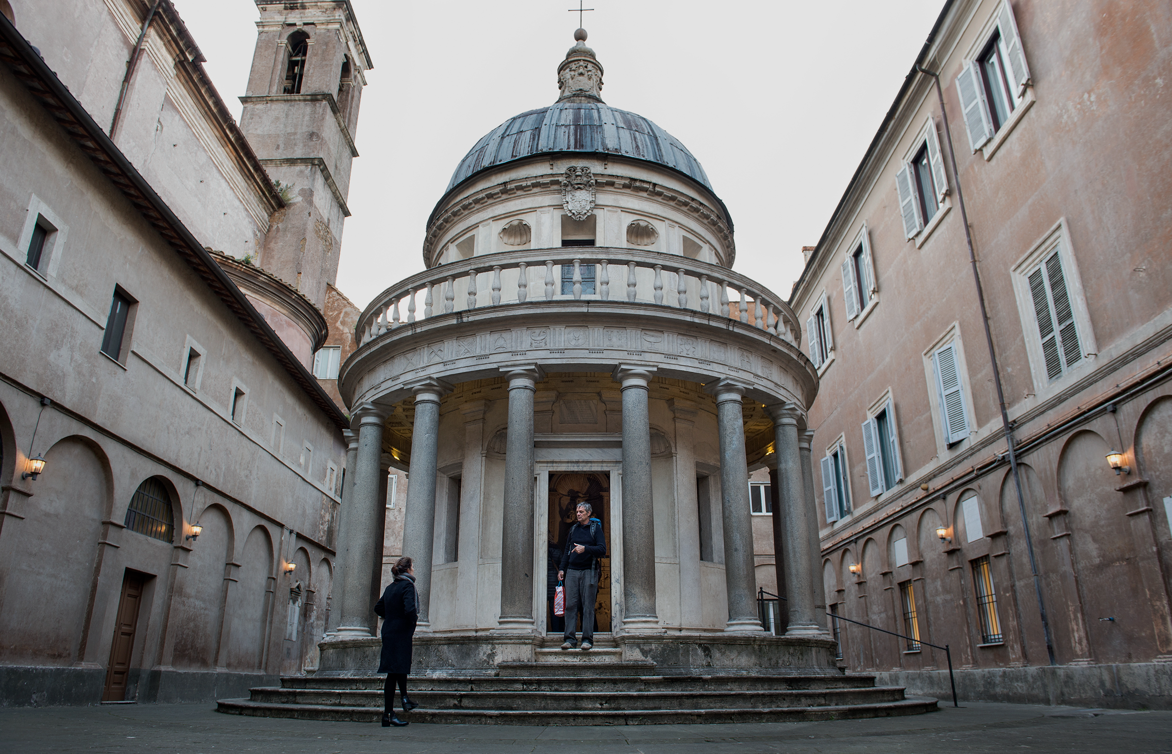 El templete de San Pietro in Montorio, obra del arquitecto Donato Bramante, erigida entre 1502 y 1510, se encuentra en uno de los patios de la Real Academia de España en Roma. Foto: AECID/Miguel Lizana