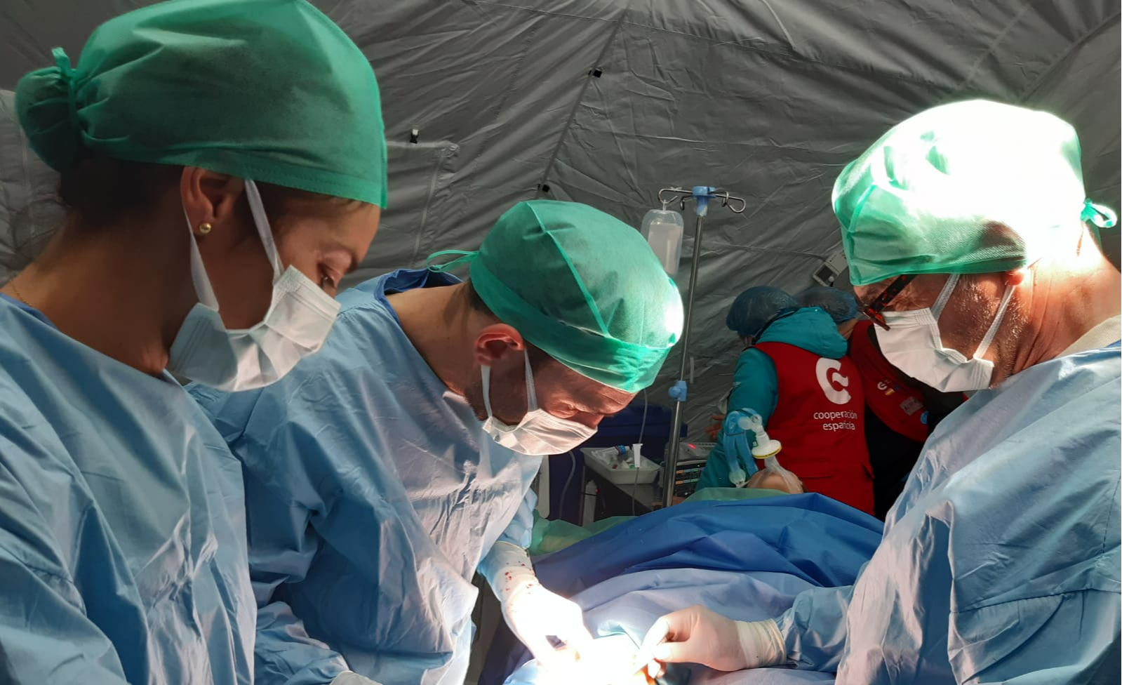 Personal del START en una intervención en el quirófano de campaña durante su despliegue en Turquía, en febrero de este año.