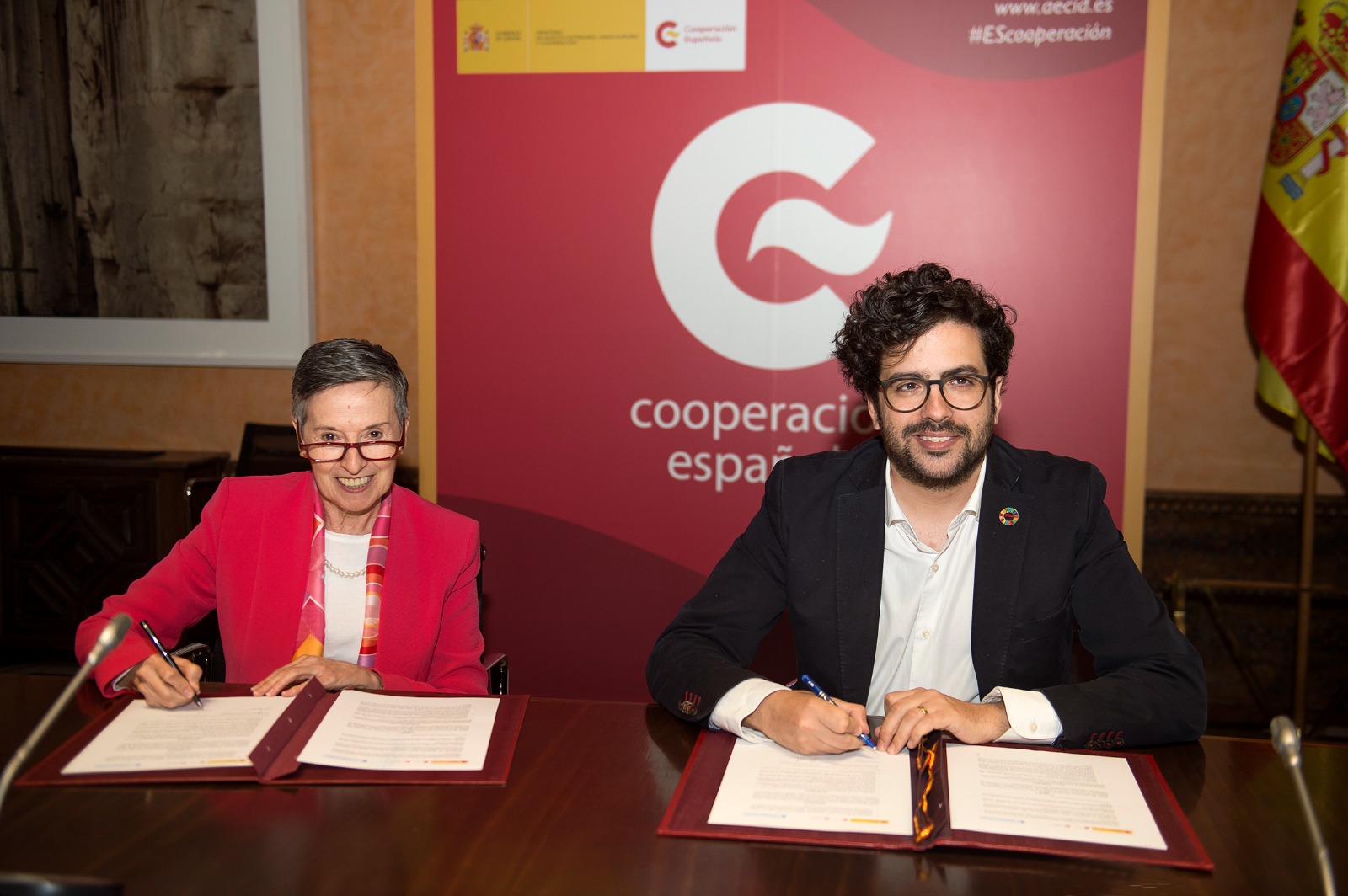 El director de la Agencia Española de Cooperación Internacional para el Desarrollo (AECID), Antón Leis, y la presidenta de Transparencia Internacional, Delia Ferreira