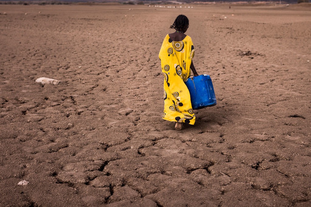 UNOCHA/Liz-Loh-Taylor. Una joven busca agua en la región de Afar, Etiopía