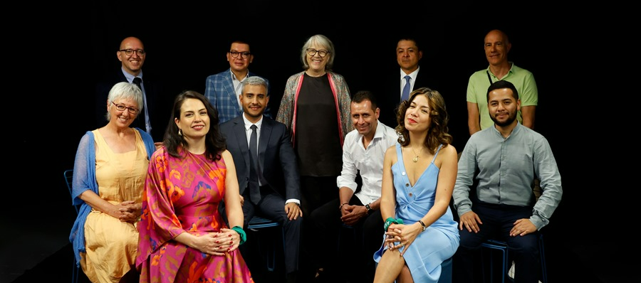 Los galardonados en los Premios Internacionales Rey de España de Periodismo 2023 posan junto a la presidenta de la Agencia EFE, Gabriela Cañas (c), este miércoles en Madrid, en la víspera de la entrega de los Premios. EFE/Ballesteros