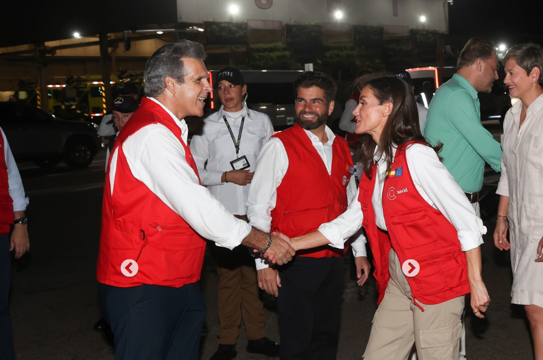 La Reina durante los saludos de bienvenida con las autoridades | © Casa de S.M. el Rey