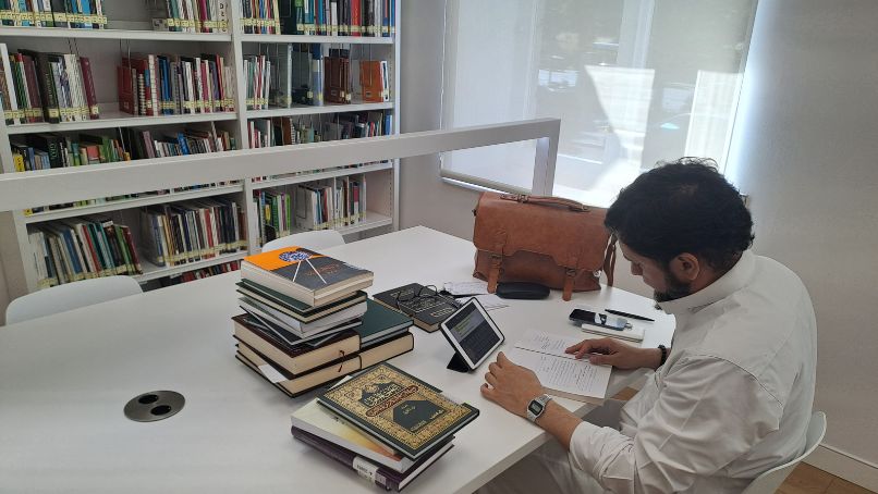 Julio César Cárdenas Arenas consultando los fondos de la Biblioteca Islámica de la AECID.