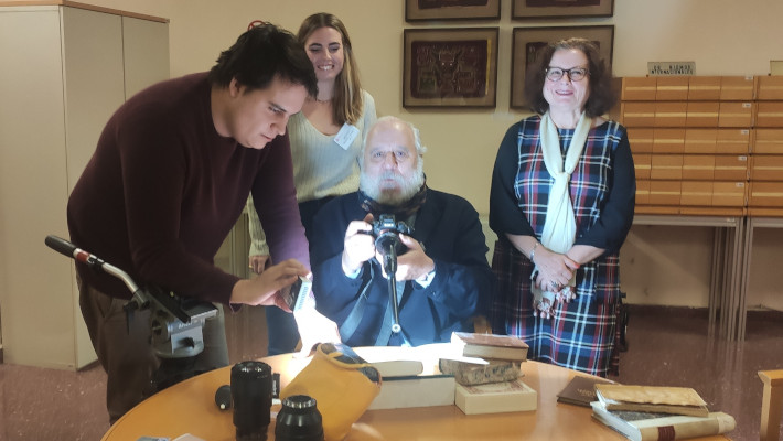 José Luis López-Linares utilizando material de la Biblioteca