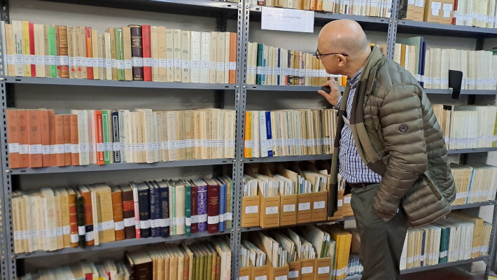 Mohamed Abrighach observando la donación de Mariano Arribas