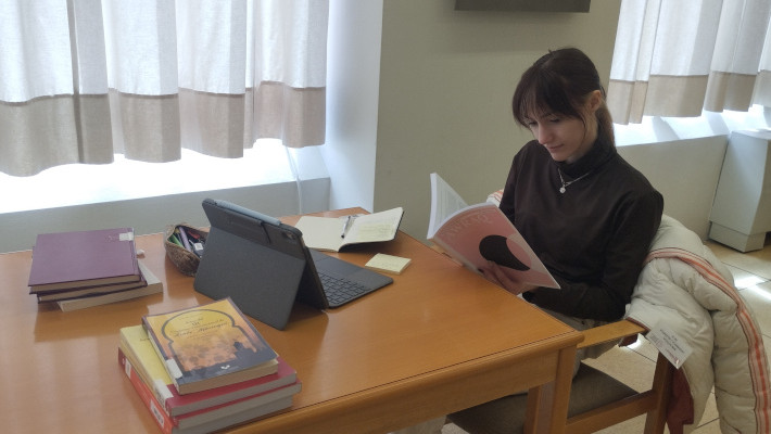 Isabel Menchón consultando ejemplares de la Biblioteca