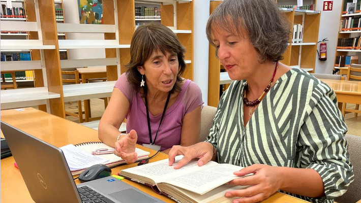 Irem Ada con Luisa Mora, responsable de la Biblioteca Islámica