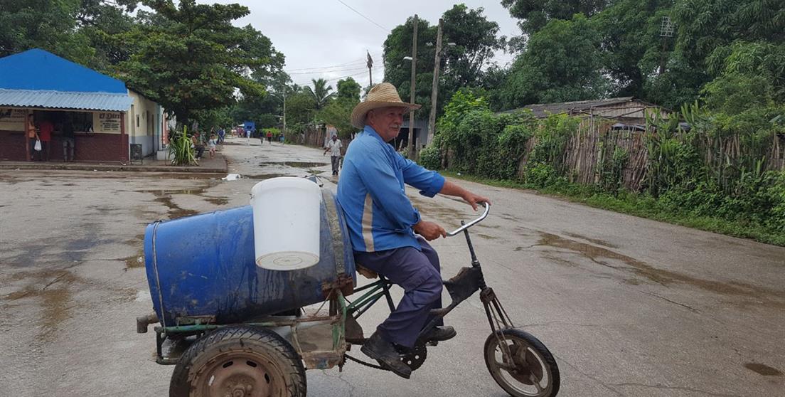 Vendedor agua Cuba