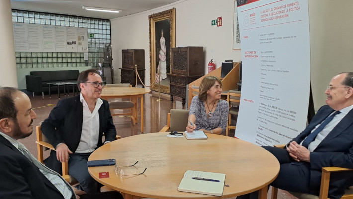 Representantes del Premio Sheikh Hamad de Traducción con Luisa Mora e Iñaki Gutierrez de Terán