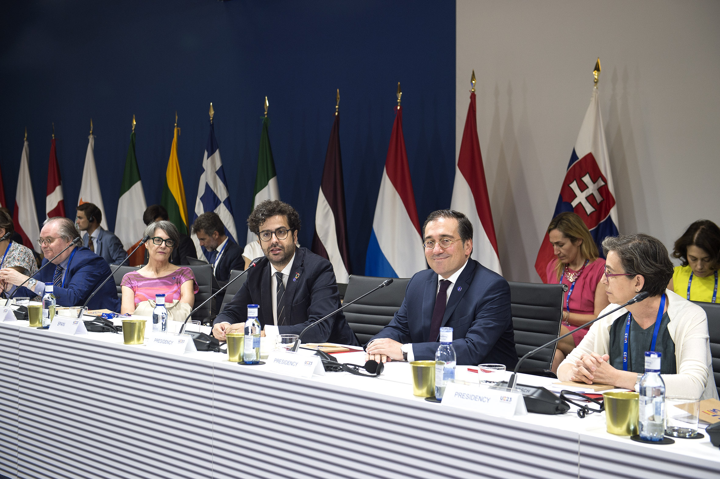 El ministro de Asuntos Exteriores, Unión Europea y Cooperación, José Manuel Albares, y el director de la Agencia Española de Cooperación Internacional para el Desarrollo (AECID), Antón Leis, durante el encuentro de agencias europeas. Foto: AECID/Miguel Lizana
