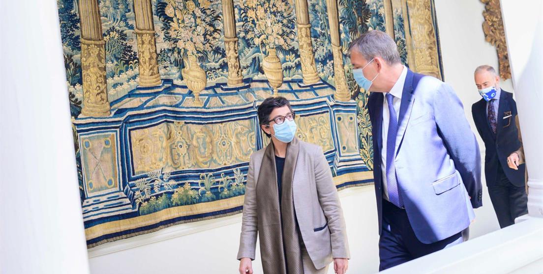 La Ministra González Laya subraya al Comisionado Lazzarini el compromiso de España con la labor ...