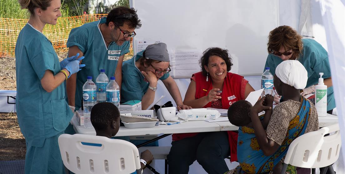 España aportó en 2021 más de 65 millones de euros en acción humanitaria en el exterior a través ...