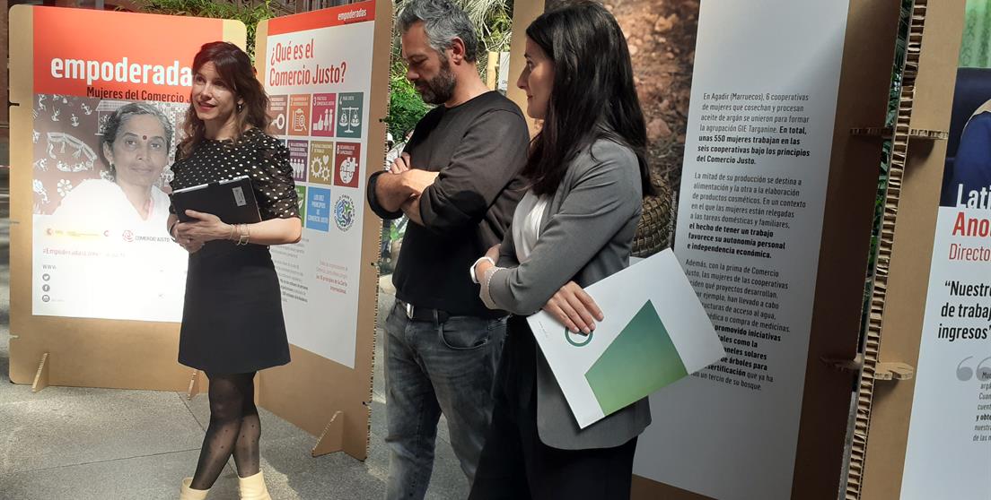 La estación Madrid Puerta de Atocha acoge la exposición Empoderadas. Mujeres del Comercio Justo