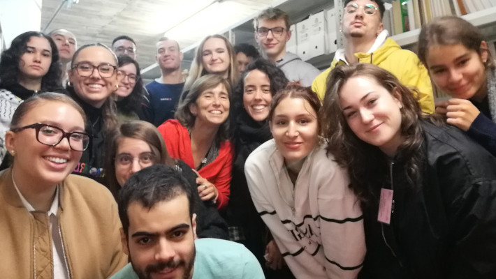 Los alumnos de la visita en un depósito de libros de la Biblioteca.