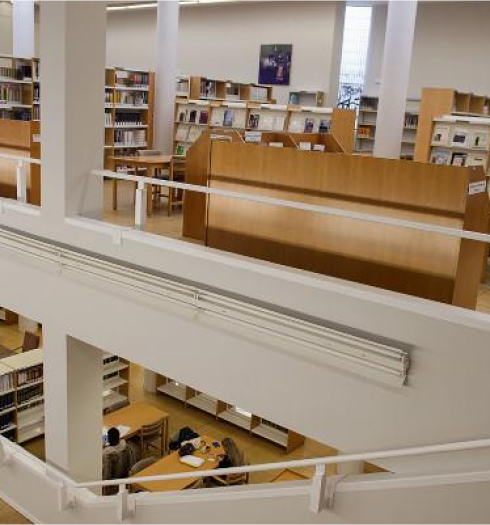 Fotografía de la biblioteca de AECID