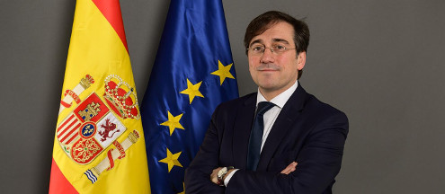 Foto del ministro de asuntos exteriores, unión europea y cooperación José Manuel Albares Bueno, con banderas de España y Unión Europea detrás.