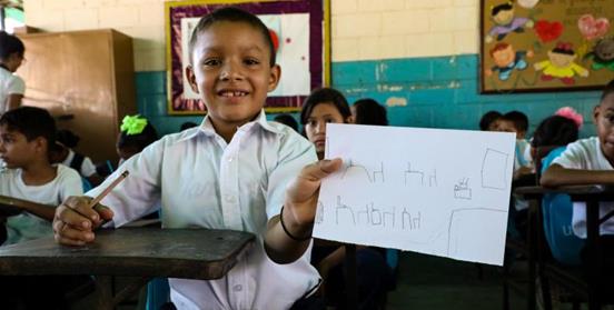 Niño enseñando un dibujo