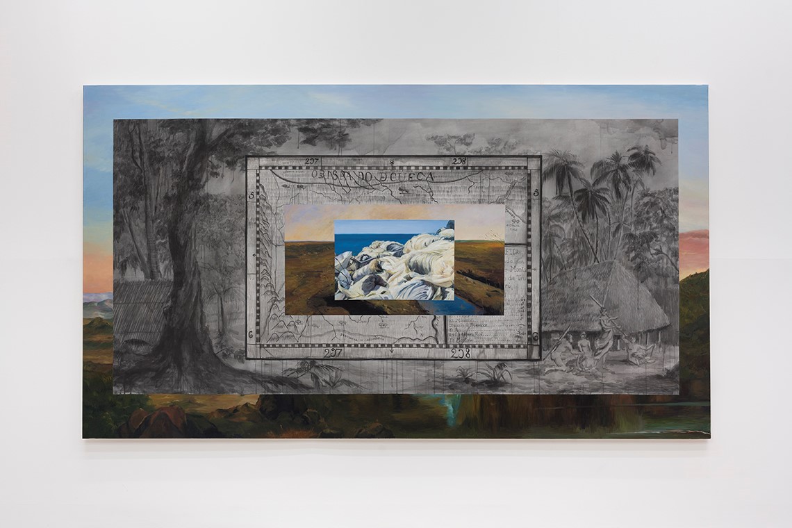 Sandra Gamarra Heshiki. El marco del paisaje IV (Vista de un vertedero de plástico en la costa de Almería), 2024. Óleo, óxido de hierro y falso pan de plata sobre lienzo, 175 x 310 cm. Crédito fotográfico: Oak Taylor-Smith / Sandra Gamarra Heshiki, The Framing of the Landscape IV (View of a Plastic Waste Landfill on the Almería Coast), 2024. Oil, iron oxide, and imitation silver leaf on canvas, 175 x 310 cm. Photo credit: Oak Taylor-Smith