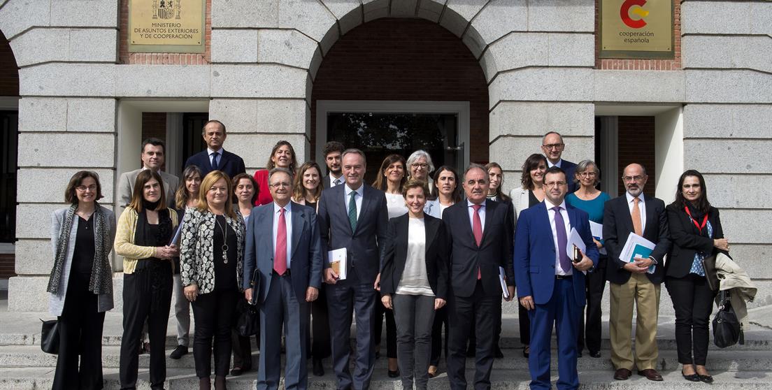 Visita Comisión Cooperación a la AECID