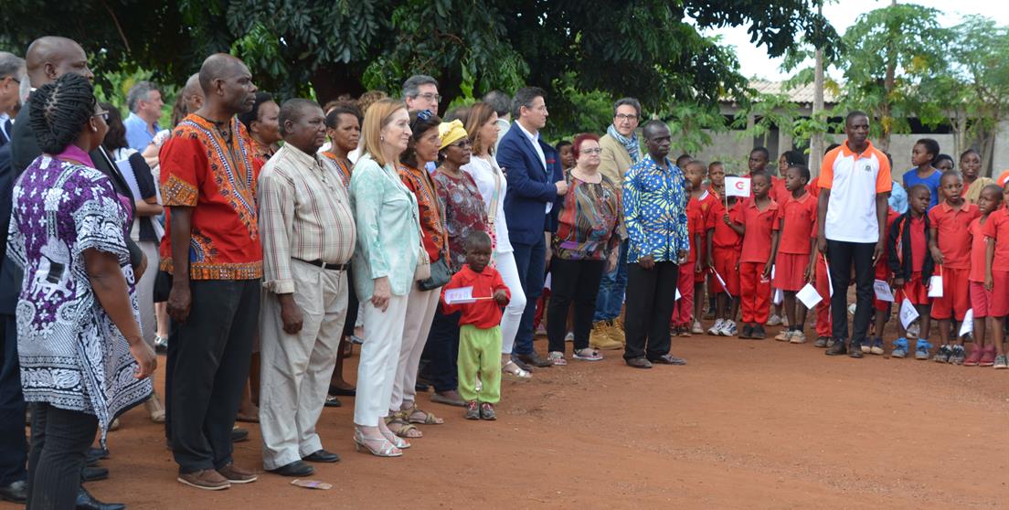 Ana Pastor visita proyectos de cooperación en Mozambique