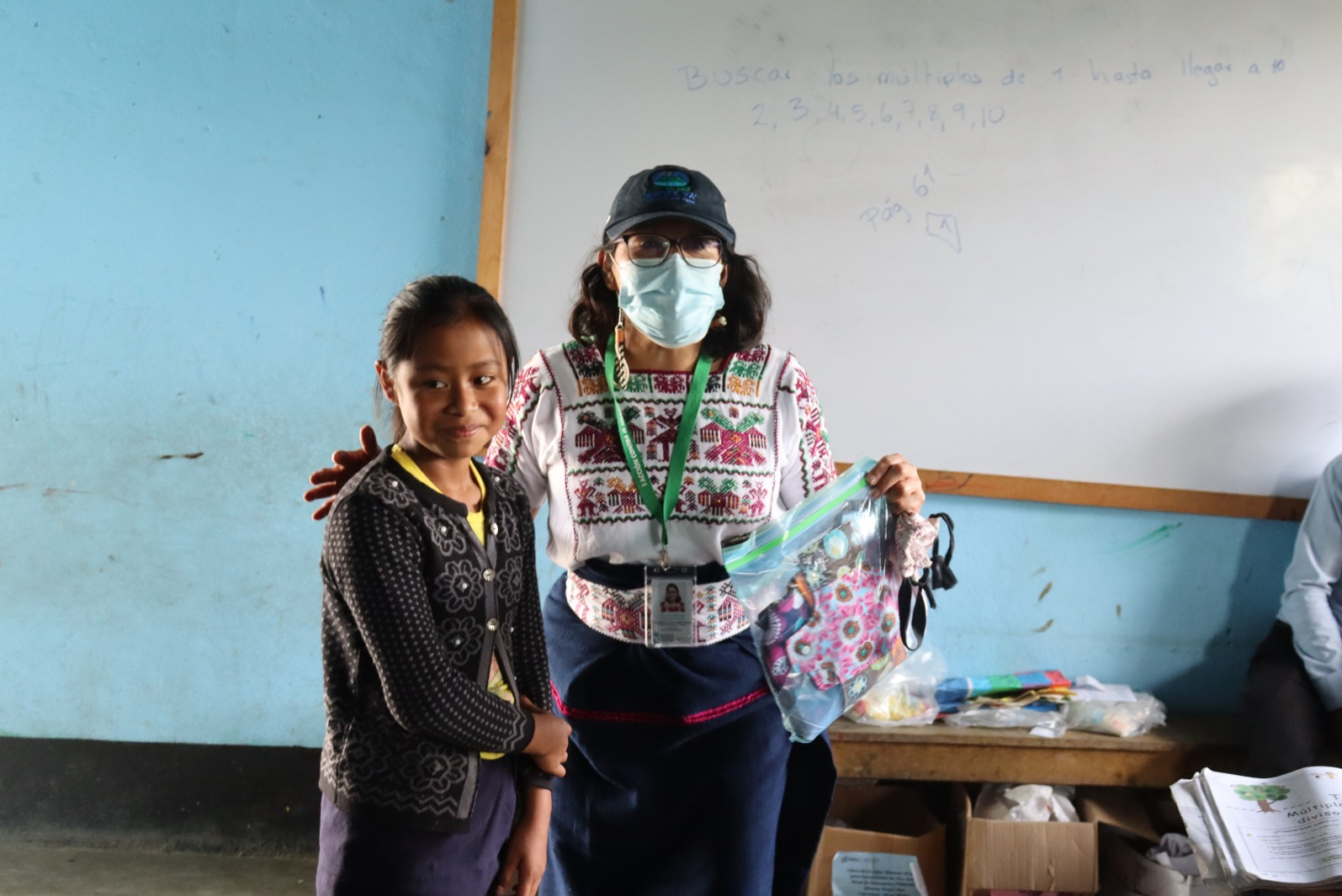 Entrega de un kit con toallas artesanales para higiene menstrual | Foto: Yuliana Sinay