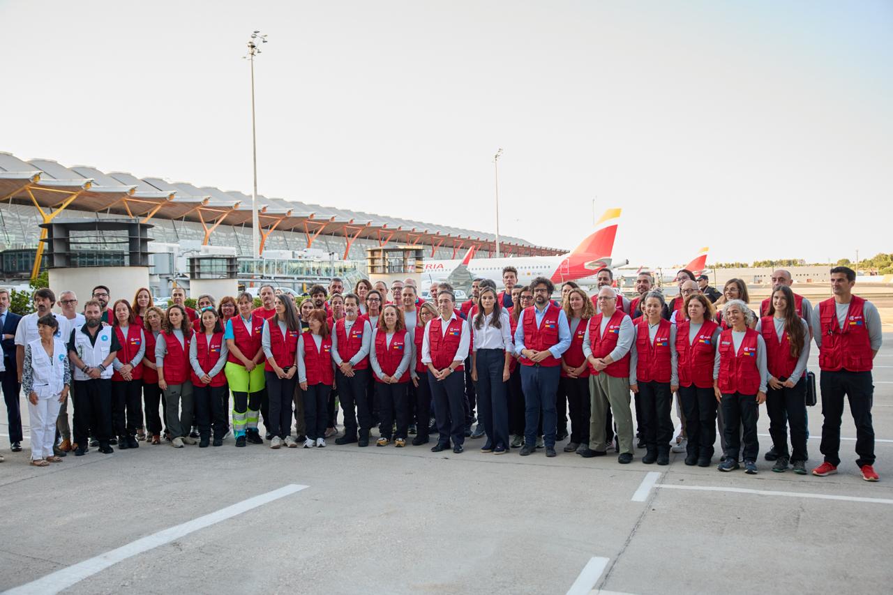 Albares, junto a SM la Reina, despiden a los voluntarios del hospital de campaña de AECID que vuelan hacia Venezuela