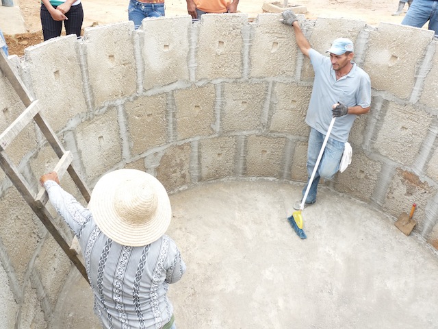 Construcción de cisternas en Brasil