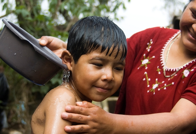 Niño disfrutando del agua en Guatemala