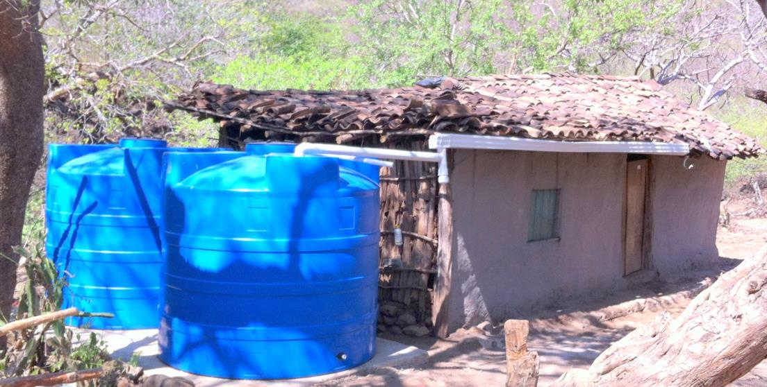Cada sistema de cosecha de agua de lluvia cuenta con dos tanques con una capacidad de 6,000 ...