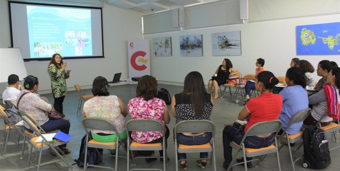 Representantes de iniciativa PARAGUA (ADES, Alianza por la Solidaridad, Amigos de la Tierra, ...